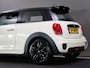 MINI Cooper 1.5 Serious Business (UNION JACK ACHTERLICHTEN, XENON-KOPLAMPEN, NAVIGATIESYSTEEM, CRUISE CONTROL, BLUETOOTH, NAP)