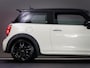 MINI Cooper 1.5 Serious Business (UNION JACK ACHTERLICHTEN, XENON-KOPLAMPEN, NAVIGATIESYSTEEM, CRUISE CONTROL, BLUETOOTH, NAP)