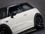 MINI Cooper 1.5 Serious Business (UNION JACK ACHTERLICHTEN, XENON-KOPLAMPEN, NAVIGATIESYSTEEM, CRUISE CONTROL, BLUETOOTH, NAP)