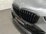 BMW X5 50e Performance *5x Op Voorraad* M-Sport Pro | Frozen Grey | Carbon Pakket | Indiv. Leder | 73400.= ex BTW | 12-2023 | Comfortstoelen met Ventilatie  | Isolatieglas | Keyless-Entry | Memory | M-Gordels | Stuurverwarming | Stoelverwarming V+A | Zonwering | Beker Koeling & Verwarming | Panorama | Standkachel | Carplay |