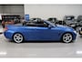 BMW 4-Serie Cabrio 420i M-Sport Nekverwarming Harman/Kardon Trekhaak afn. Camera Sportstoelen Leer Stoelverwarming Estorilblauw 18 Inch LMV Zeer nette staat