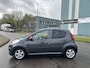 Peugeot 107 1.0i Sportium 5-Deurs 68 PK. Zuinige en zeer leuke auto !!!
