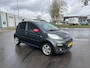 Peugeot 107 1.0i Sportium 5-Deurs 68 PK. Zuinige en zeer leuke auto !!!