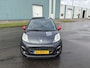 Peugeot 107 1.0i Sportium 5-Deurs 68 PK. Zuinige en zeer leuke auto !!!