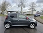 Peugeot 107 1.0i Sportium 5-Deurs 68 PK. Zuinige en zeer leuke auto !!!