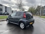 Peugeot 107 1.0i Sportium 5-Deurs 68 PK. Zuinige en zeer leuke auto !!!