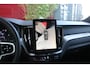Volvo XC60 2.0 T8 Plug-in hybrid AWD Ultra Black Edition | Luchtvering | Bowers&Wilkins | Massage | Panoramadak | Pilot Assist | 22" Velgen