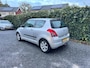 Suzuki Swift 1.3 Bandit | Autom. Airco | LMV | Sportstoelen | Elekt. Ramen | Keyless | Trekhaak | APK tot 13-08-2026!