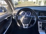 Volvo V60 1.6 T3 R-Design / Automaat / NL-Auto / Dealer-Onderhouden / Cruise-Control / Climate-Control / Trekhaak / Radio-Bluetooth / Navi / Armsteun V+A / PDC V+A / 16'' LMV / All-Season / ENZ.