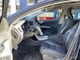 Volvo V60 1.6 T3 R-Design / Automaat / NL-Auto / Dealer-Onderhouden / Cruise-Control / Climate-Control / Trekhaak / Radio-Bluetooth / Navi / Armsteun V+A / PDC V+A / 16'' LMV / All-Season / ENZ.