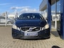 Volvo V60 1.6 T3 R-Design / Automaat / NL-Auto / Dealer-Onderhouden / Cruise-Control / Climate-Control / Trekhaak / Radio-Bluetooth / Navi / Armsteun V+A / PDC V+A / 16'' LMV / All-Season / ENZ.