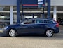 Volvo V60 1.6 T3 R-Design / Automaat / NL-Auto / Dealer-Onderhouden / Cruise-Control / Climate-Control / Trekhaak / Radio-Bluetooth / Navi / Armsteun V+A / PDC V+A / 16'' LMV / All-Season / ENZ.
