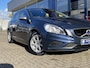 Volvo V60 1.6 T3 R-Design / Automaat / NL-Auto / Dealer-Onderhouden / Cruise-Control / Climate-Control / Trekhaak / Radio-Bluetooth / Navi / Armsteun V+A / PDC V+A / 16'' LMV / All-Season / ENZ.