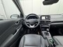 Hyundai Kona 1.0T Premium / NL auto / Dealeronderhouden / 18" LM net All Season / Lederen Bekleding / Stoel verwarming en verkoeling / Led Koplampen / Navigatie / Cruise Control /