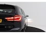 BMW X1 SDrive18i High Executive | Trekhaak | Org NL | Head-Up | Camera | Stoelverwarming | Sportstoelen | LED | 77.000 KM! |