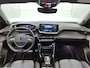 Peugeot e-2008 SUV EV GT 54 kWh 156pk | 406km WLTP Actieradius | Navigatie | Schuif-/kanteldak | Camera v+a | Climate Control | Full Led koplampen | Parkeersensoren v+a | Keyless | Adaptieve Cruise Control | Dodehoeksensor | DAB+ radio | Half lederen sportstoelen | Draadloze Apple Carplay / Android Auto | Donker getint glas | 17" lichtmetalen velgen |