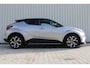 Toyota C-HR 1.8 Hybrid Bi-Tone Plus | Incl. 12 maanden garantie | Adaptieve cruise control | Stoel/stuurverwarming | Climate control | Parkeercamera | Parkeersensoren | DAB | Navigatie | JBL audio |
