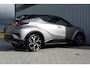 Toyota C-HR 1.8 Hybrid Bi-Tone Plus | Incl. 12 maanden garantie | Adaptieve cruise control | Stoel/stuurverwarming | Climate control | Parkeercamera | Parkeersensoren | DAB | Navigatie | JBL audio |