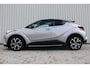 Toyota C-HR 1.8 Hybrid Bi-Tone Plus | Incl. 12 maanden garantie | Adaptieve cruise control | Stoel/stuurverwarming | Climate control | Parkeercamera | Parkeersensoren | DAB | Navigatie | JBL audio |