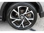 Toyota C-HR 1.8 Hybrid Bi-Tone Plus | Incl. 12 maanden garantie | Adaptieve cruise control | Stoel/stuurverwarming | Climate control | Parkeercamera | Parkeersensoren | DAB | Navigatie | JBL audio |