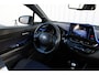 Toyota C-HR 1.8 Hybrid Bi-Tone Plus | Incl. 12 maanden garantie | Adaptieve cruise control | Stoel/stuurverwarming | Climate control | Parkeercamera | Parkeersensoren | DAB | Navigatie | JBL audio |