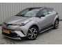 Toyota C-HR 1.8 Hybrid Bi-Tone Plus | Incl. 12 maanden garantie | Adaptieve cruise control | Stoel/stuurverwarming | Climate control | Parkeercamera | Parkeersensoren | DAB | Navigatie | JBL audio |