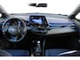 Toyota C-HR 1.8 Hybrid Bi-Tone Plus | Incl. 12 maanden garantie | Adaptieve cruise control | Stoel/stuurverwarming | Climate control | Parkeercamera | Parkeersensoren | DAB | Navigatie | JBL audio |