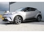 Toyota C-HR 1.8 Hybrid Bi-Tone Plus | Incl. 12 maanden garantie | Adaptieve cruise control | Stoel/stuurverwarming | Climate control | Parkeercamera | Parkeersensoren | DAB | Navigatie | JBL audio |