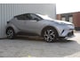 Toyota C-HR 1.8 Hybrid Bi-Tone Plus | Incl. 12 maanden garantie | Adaptieve cruise control | Stoel/stuurverwarming | Climate control | Parkeercamera | Parkeersensoren | DAB | Navigatie | JBL audio |