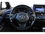 Toyota C-HR 1.8 Hybrid Bi-Tone Plus | Incl. 12 maanden garantie | Adaptieve cruise control | Stoel/stuurverwarming | Climate control | Parkeercamera | Parkeersensoren | DAB | Navigatie | JBL audio |