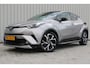 Toyota C-HR 1.8 Hybrid Bi-Tone Plus | Incl. 12 maanden garantie | Adaptieve cruise control | Stoel/stuurverwarming | Climate control | Parkeercamera | Parkeersensoren | DAB | Navigatie | JBL audio |