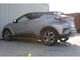 Toyota C-HR 1.8 Hybrid Bi-Tone Plus | Incl. 12 maanden garantie | Adaptieve cruise control | Stoel/stuurverwarming | Climate control | Parkeercamera | Parkeersensoren | DAB | Navigatie | JBL audio |