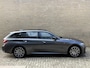BMW 3-Serie 330e M-pakket | Panoramadak | Leder | Sportstoelen | Live cockpit | Wegklapbare trekhaak | Navigatie | Apple CarPlay | Rijstrooksensor | Climate control | 18 inch LMV | LED | DAB | PDC voor+achter | Camera | Volledig onderhouden