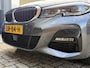BMW 3-Serie 330e M-pakket | Panoramadak | Leder | Sportstoelen | Live cockpit | Wegklapbare trekhaak | Navigatie | Apple CarPlay | Rijstrooksensor | Climate control | 18 inch LMV | LED | DAB | PDC voor+achter | Camera | Volledig onderhouden