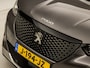 Peugeot 2008 1.2 PureTech Allure Sport Automaat (VIRTUAL COCKPIT, APPLE CARPLAY, GROOT NAVI, LEDER, STOELVERWARMING, 360 CAMERA, LED KOPLAMPEN, LM VELGEN, KEYLESS, NIEUWSTAAT)