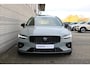 Volvo V60 B4 Automaat Plus Dark Trekhaak | Premium Audio by Harman Kardon | Stoelventilatie | Panoramadak | Driver Awareness | Driver Assist | Getinte ramen | Verwarmbare voorstoelen | Verwarmbaar stuurwiel | Verwarmbare achterbank | Visual Park Assist | 19 Inch | Driver Awareness | Driver Assistance | Draadloos telefoon opladen | Google Maps | Google Assistant | Apple Carplay | Camera achter | Keyless | Noodreservewiel