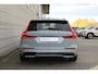 Volvo V60 B4 Automaat Plus Dark Trekhaak | Premium Audio by Harman Kardon | Stoelventilatie | Panoramadak | Driver Awareness | Driver Assist | Getinte ramen | Verwarmbare voorstoelen | Verwarmbaar stuurwiel | Verwarmbare achterbank | Visual Park Assist | 19 Inch | Driver Awareness | Driver Assistance | Draadloos telefoon opladen | Google Maps | Google Assistant | Apple Carplay | Camera achter | Keyless | Noodreservewiel