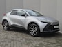 Toyota C-HR 1.8 Hybrid 140 Dynamic Automaat / Nieuw Model / Allseason banden / Stuur-, Stoel en Voorruitverwarming / Achteruitrijcamera / Elektrische achterklep / Keyless Entry/Start / Adaptief CC / Apple Carplay Android Auto / Climate control /
