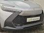 Toyota C-HR 1.8 Hybrid 140 Dynamic Automaat / Nieuw Model / Allseason banden / Stuur-, Stoel en Voorruitverwarming / Achteruitrijcamera / Elektrische achterklep / Keyless Entry/Start / Adaptief CC / Apple Carplay Android Auto / Climate control /