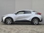 Toyota C-HR 1.8 Hybrid 140 Dynamic Automaat / Nieuw Model / Allseason banden / Stuur-, Stoel en Voorruitverwarming / Achteruitrijcamera / Elektrische achterklep / Keyless Entry/Start / Adaptief CC / Apple Carplay Android Auto / Climate control /