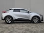 Toyota C-HR 1.8 Hybrid 140 Dynamic Automaat / Nieuw Model / Allseason banden / Stuur-, Stoel en Voorruitverwarming / Achteruitrijcamera / Elektrische achterklep / Keyless Entry/Start / Adaptief CC / Apple Carplay Android Auto / Climate control /