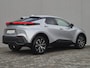Toyota C-HR 1.8 Hybrid 140 Dynamic Automaat / Nieuw Model / Allseason banden / Stuur-, Stoel en Voorruitverwarming / Achteruitrijcamera / Elektrische achterklep / Keyless Entry/Start / Adaptief CC / Apple Carplay Android Auto / Climate control /
