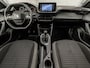 Peugeot 2008 1.2 PureTech Sport (APPLE CARPLAY, PARELMOER, GROOT NAVI, 360 CAMERA, SPORTSTOELEN, LANE ASSIST, PARKEERSENSOREN, CRUISE, NIEUWSTAAT)
