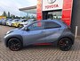 Toyota Aygo X UNDERCOVER AUTOMAAT ZWARTE VELGEN RODE ACCENTEN PDC STOELVERWARMING