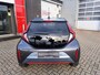 Toyota Aygo X UNDERCOVER AUTOMAAT ZWARTE VELGEN RODE ACCENTEN PDC STOELVERWARMING