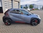 Toyota Aygo X UNDERCOVER AUTOMAAT ZWARTE VELGEN RODE ACCENTEN PDC STOELVERWARMING