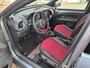 Toyota Aygo X UNDERCOVER AUTOMAAT ZWARTE VELGEN RODE ACCENTEN PDC STOELVERWARMING