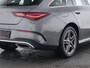 Mercedes-Benz CLA Shooting Brake 250 e AMG Plug-In Hybride AMG Line | Panorama Schuif-Kanteldak | Trekhaak | Sfeerverlichting | Dodehoek Assist | Stuur en Stoelverwaming. Inclusief 24 maanden MB Certified garantie voor Europa.