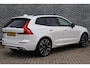Volvo XC60 2.0 T8 Twin Engine AWD R-Design | Bowers & Wilkins Audiosysteem | Luchtvering | Head-up display | 360 camera | Trekhaak | 22" lichtmetalen velgen | Extra getint glas | gelamineerde ramen rondom | Elektr. verstelbare stoelen incl. memory | Adaptieve bochtverlichting | Automatisch inparkeren |