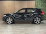 Volvo XC40 T5 Recharge R-Design | Stoel en Stuurwielverwarming | Leder Alcantara R-Design bekleding met wit stiksel en bies | Zitting verlenging voorstoelen | Cruise Control | 19 Inch | Keyless Drive | Parkeersensoren achter | Elektrisch bedienbare achterklep | Bree